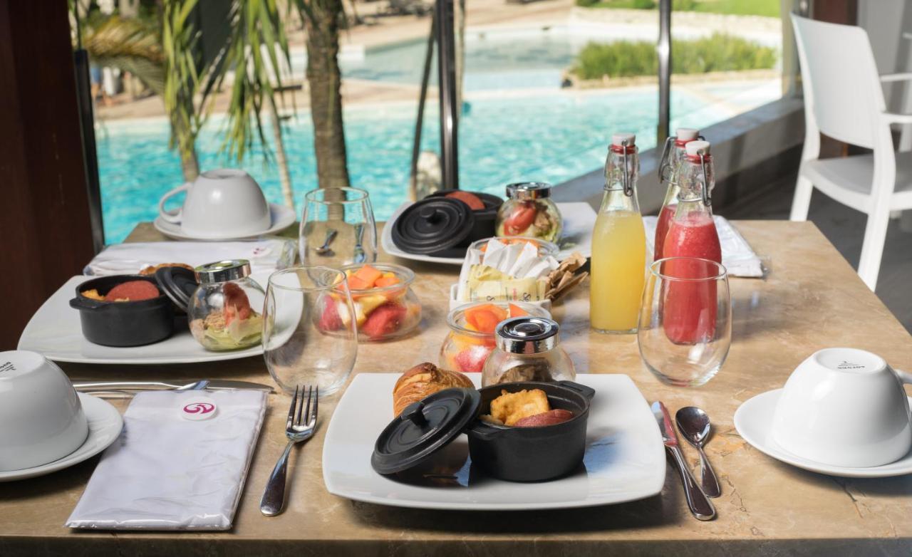 Dominican Fiesta Hotel Santo Domingo Exteriér fotografie A breakfast table at a hotel