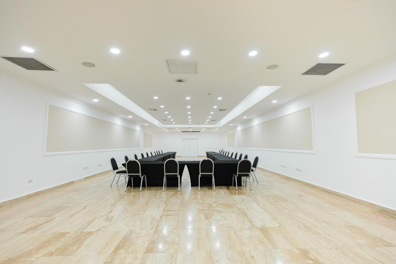 Dominican Fiesta Hotel Santo Domingo Exteriér fotografie The interior of the conference room