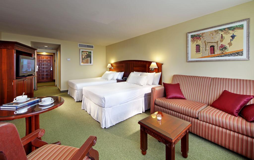 Dominican Fiesta Hotel Santo Domingo Exteriér fotografie A room at the hotel
