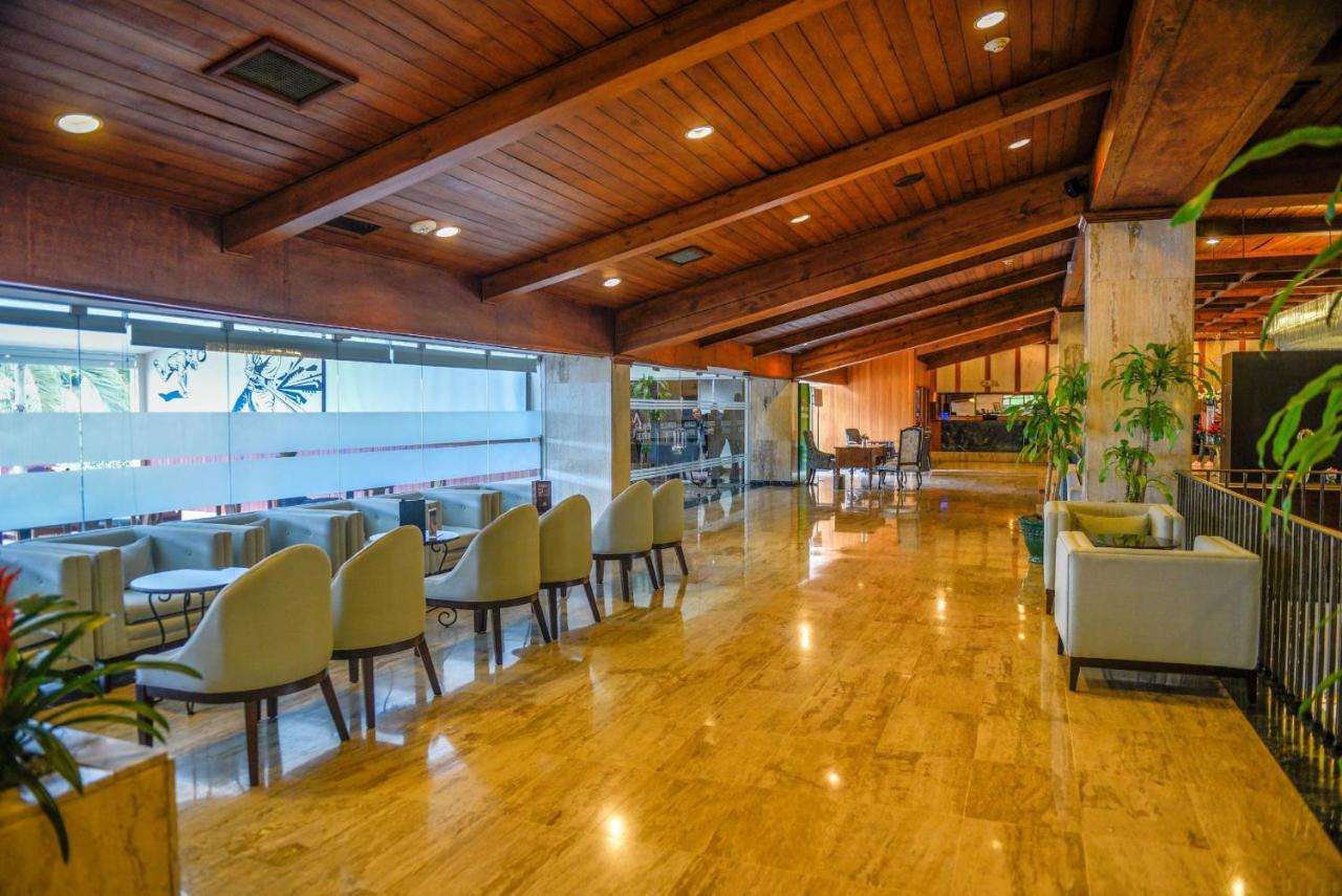 Dominican Fiesta Hotel Santo Domingo Exteriér fotografie The interior of the lounge