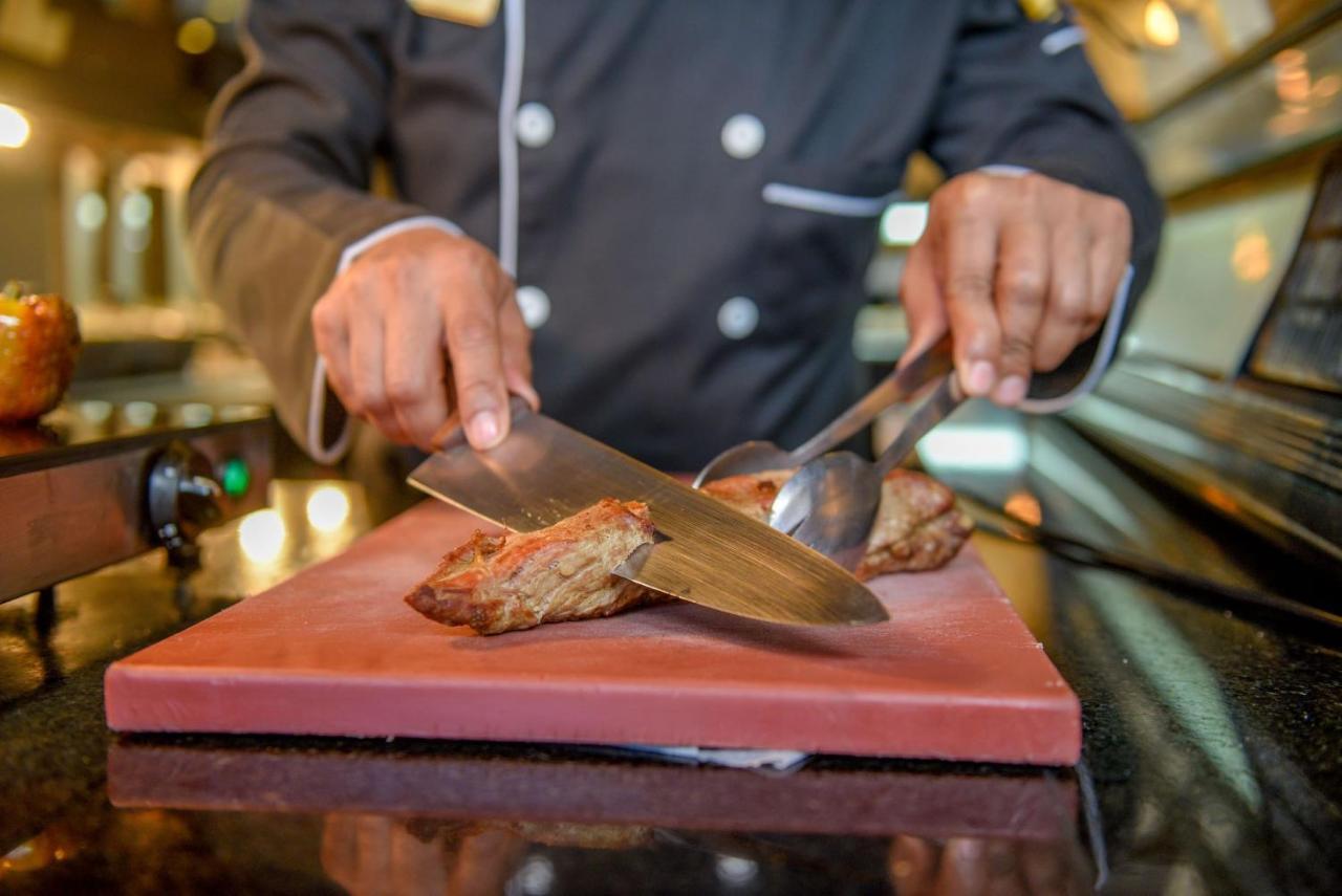Dominican Fiesta Hotel Santo Domingo Exteriér fotografie Chef cutting a steak